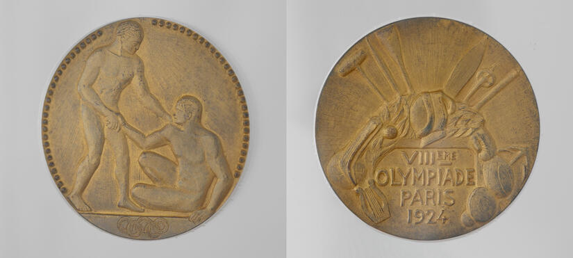 Front and back of a gold medal from the 1924 Olympics