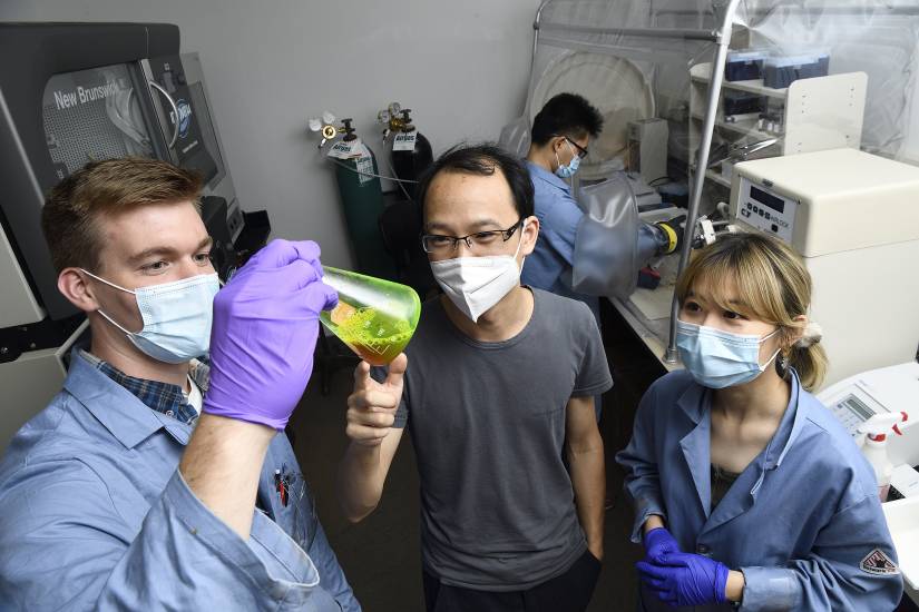 Xiongyi Huang and lab members working on a fluorescent experiment