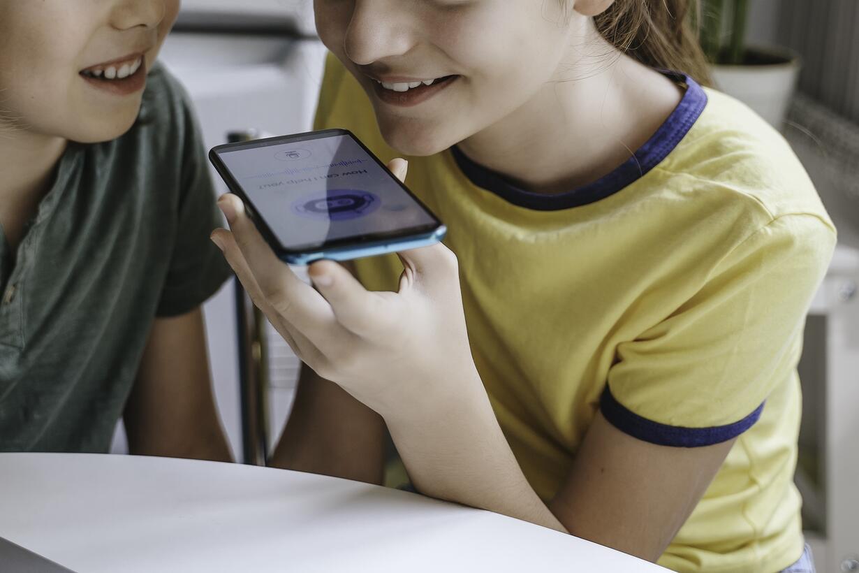 Talking robots learn to manage human interruptions