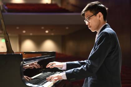 Alan Mao playing the piano