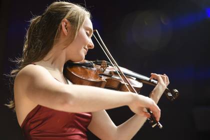 Sofia Taylor playing the violin