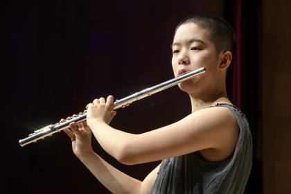 Yoyo Jiang playing the flute