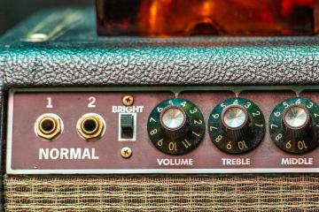 Photo of an amp with a volume nob that goes to 11