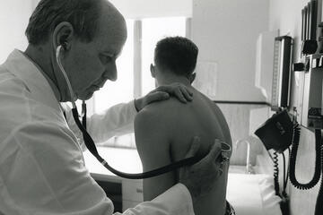 John Bartlett, chief of Johns Hopkins’ division of infectious diseases from 1980 to 2006, examines a patient with AIDS.