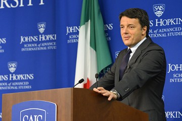 Matteo Renzi at SAIS podium with Italian flag visible in background