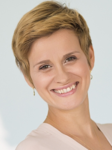 A headshot of Lena Smirnova