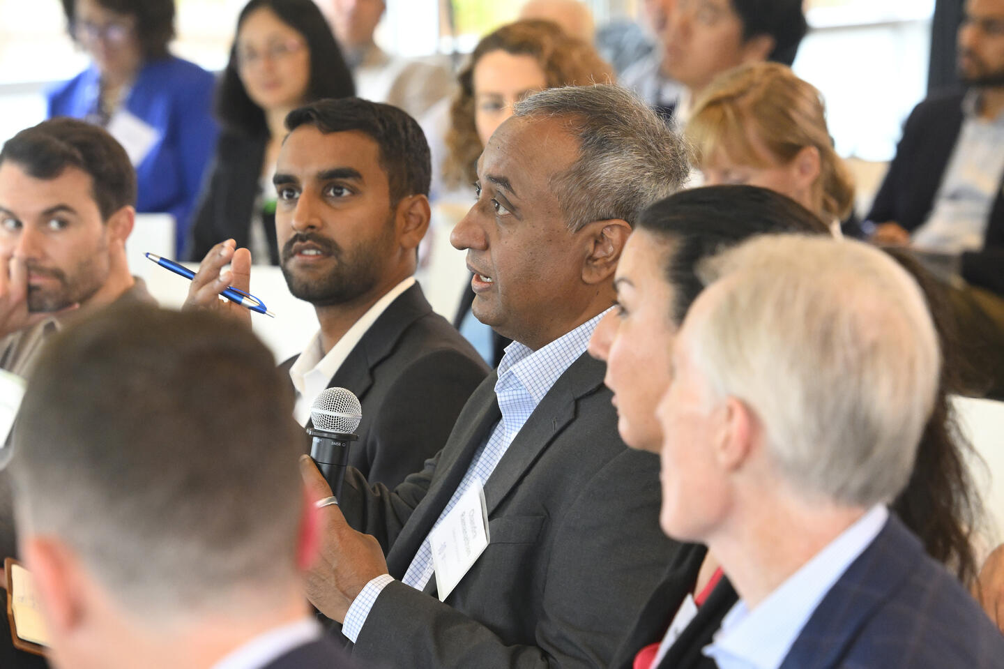 Experts give feedback to entrepreneurs at the Innovation Summit