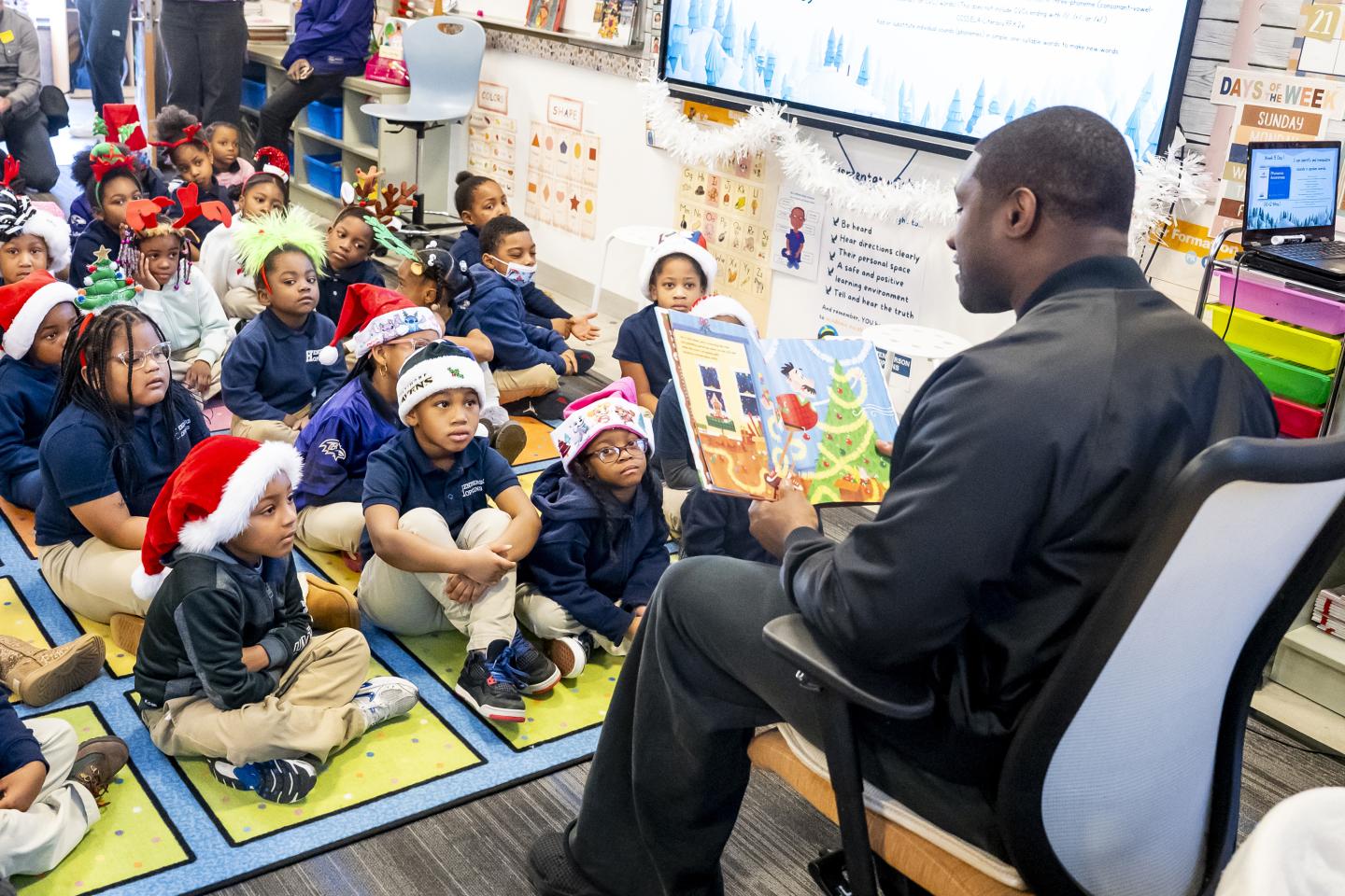 Roquan Smith reads to children at Henderson-Hopkins