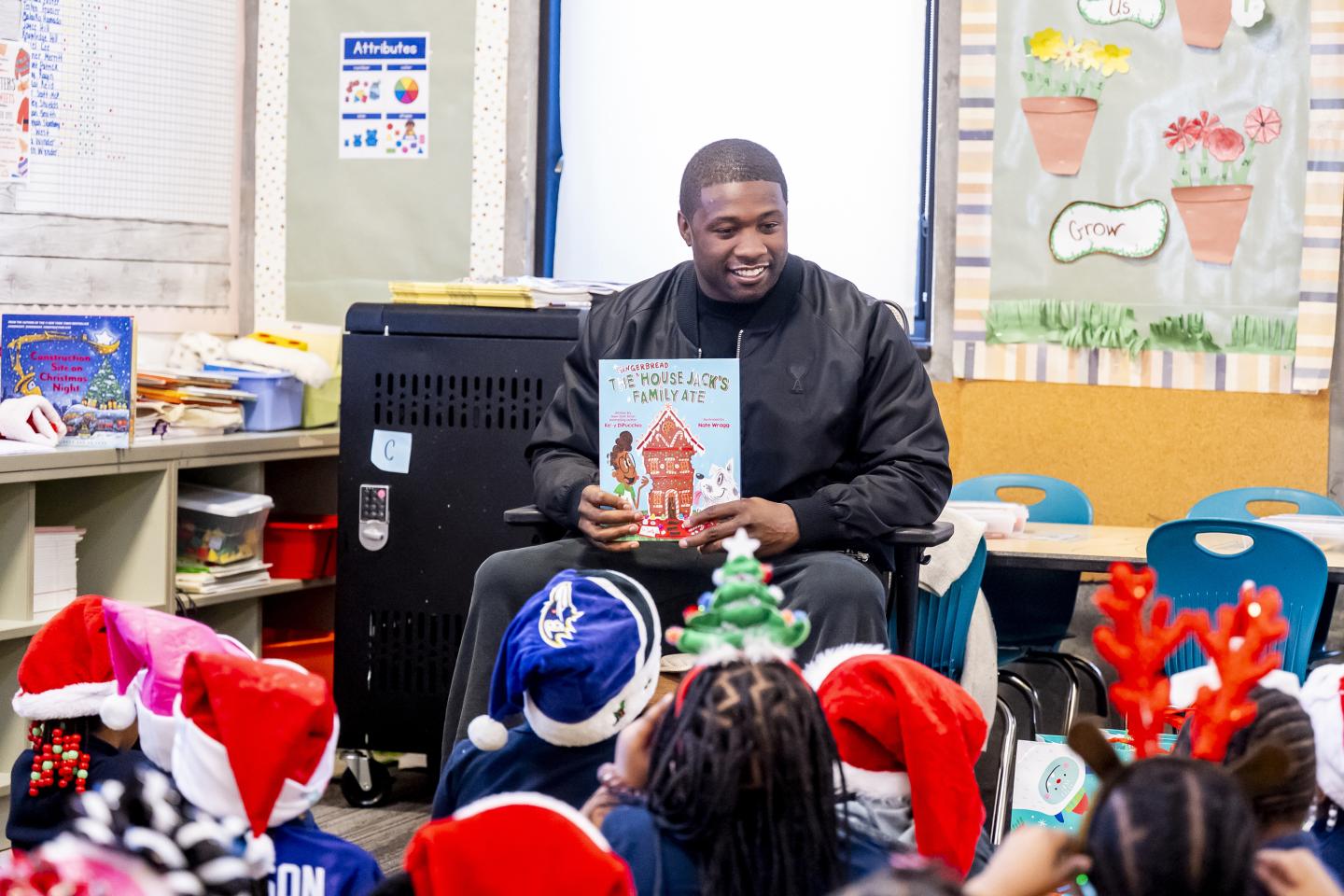 Roquan Smith reads a picture book to children
