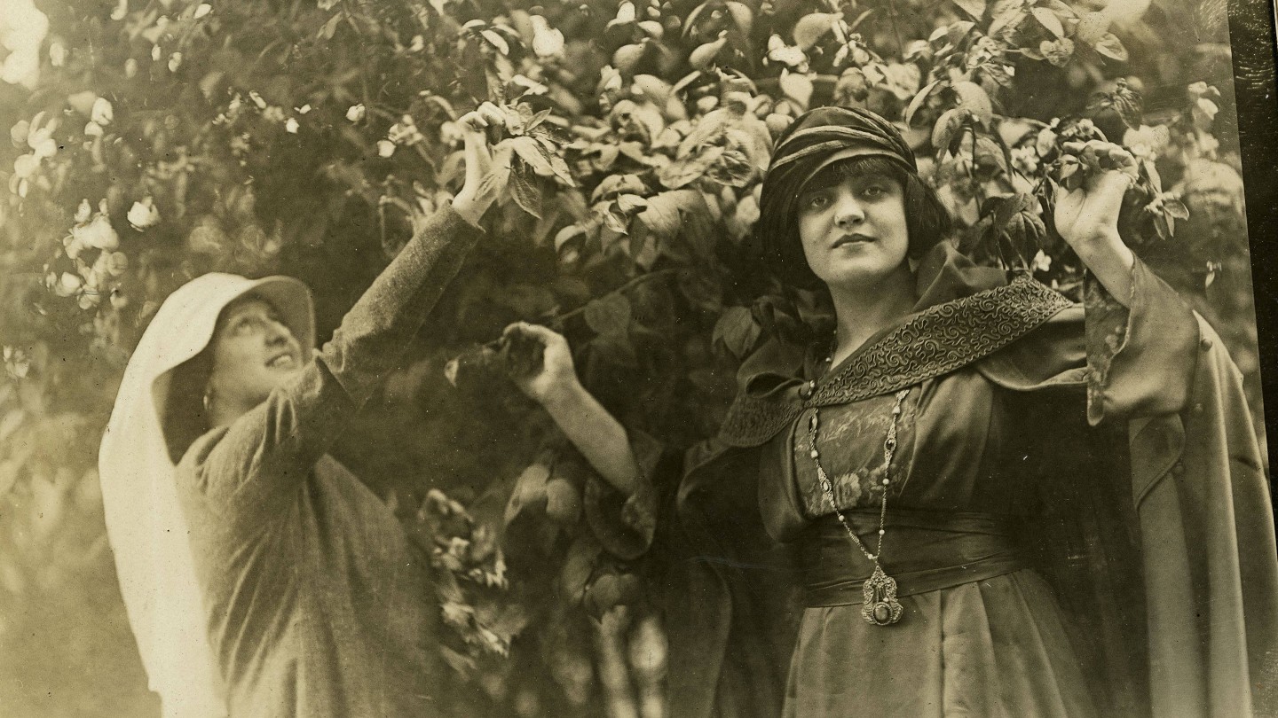 Rosa Ponselle in a dramatic beaded costume Rosa Ponselle in a dramatic beaded costume
