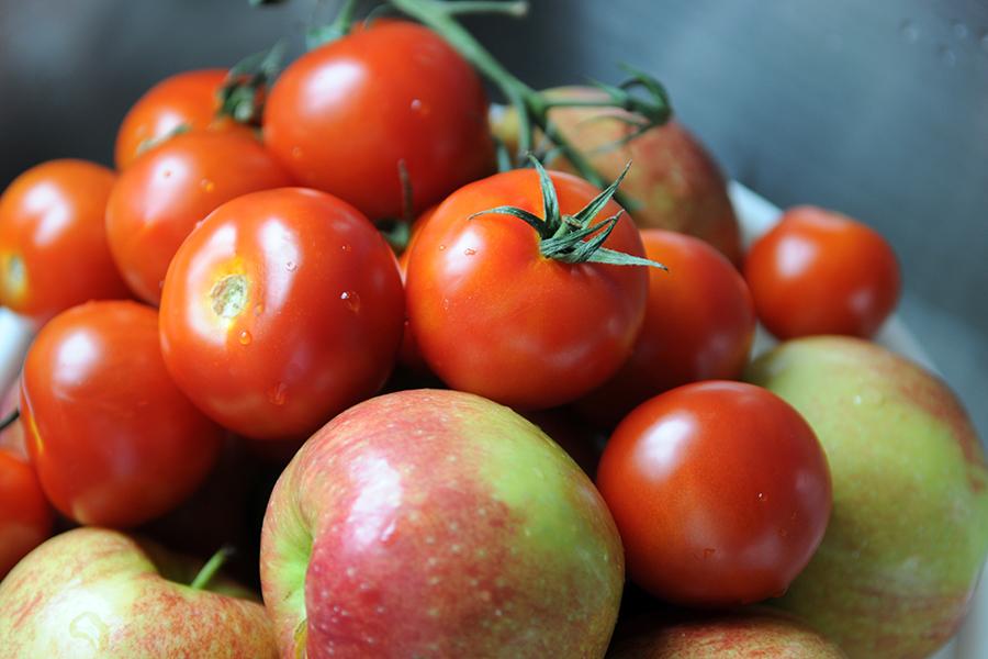 Diet rich in apples, tomatoes may help repair lungs of exsmokers