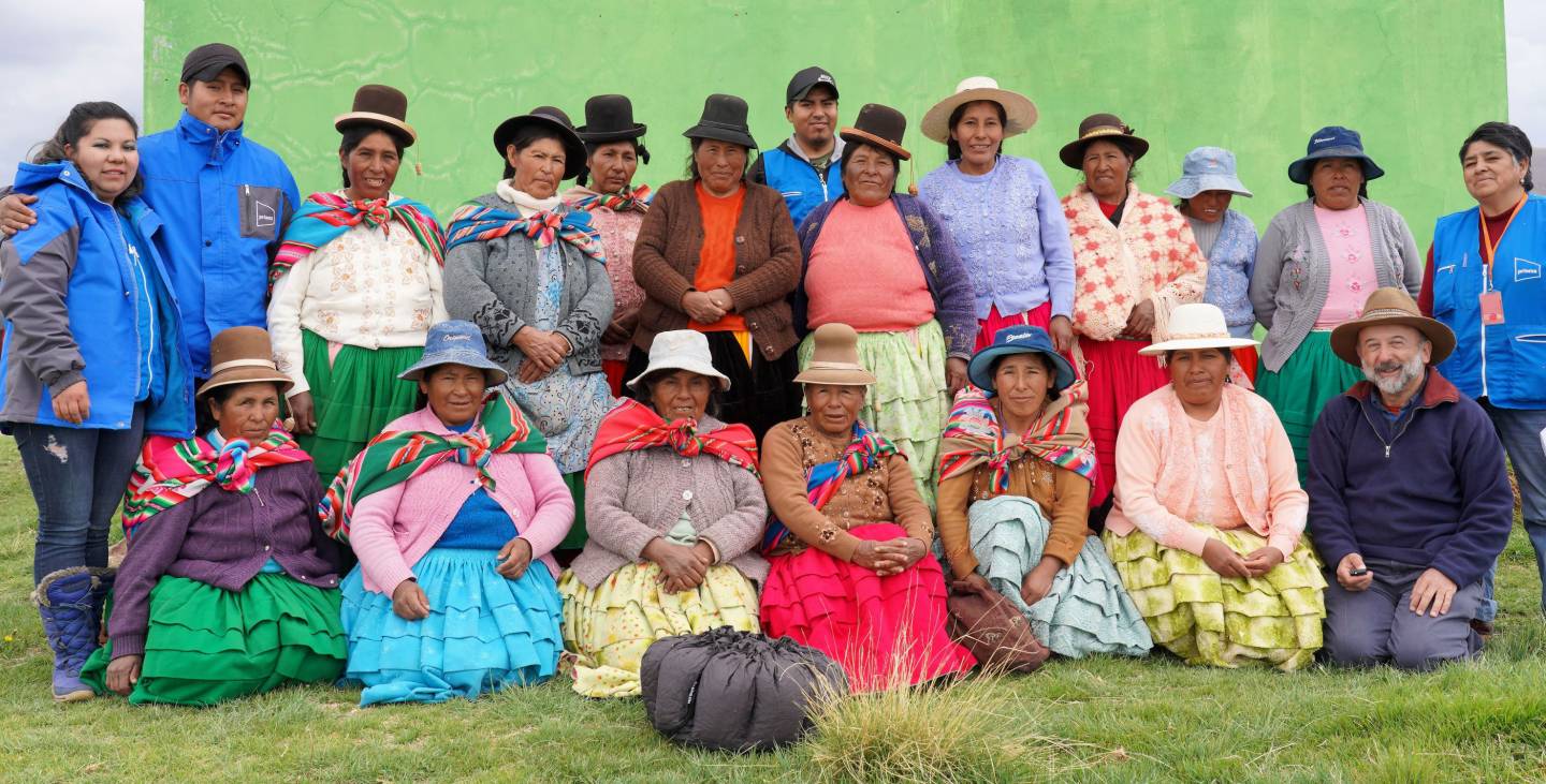 A group of Peruvian women and study staff
