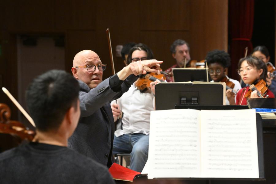 Jed Gaylin rehearses with the HSO while sitting at a grand piano