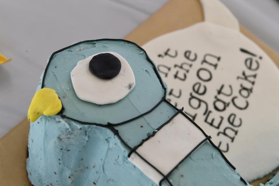 A cake depicting a pigeon 
