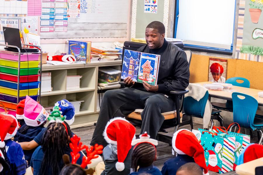 Roquan Smith of the Baltimore Ravens reads with Henderson-Hopkins students in December 2025.