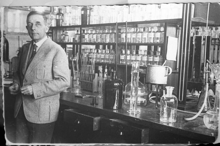 Otto Warburg in the laboratory