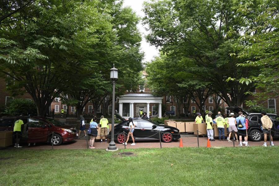 A line of cars and people move into the Homewood campus