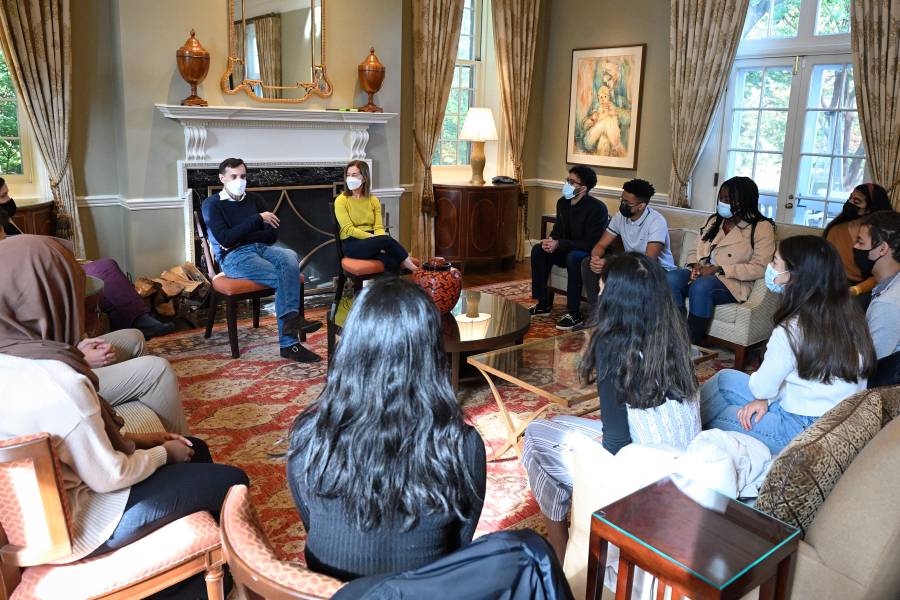 President Daniels and his wife, Joanne Rosen, meet with student volunteers in their home