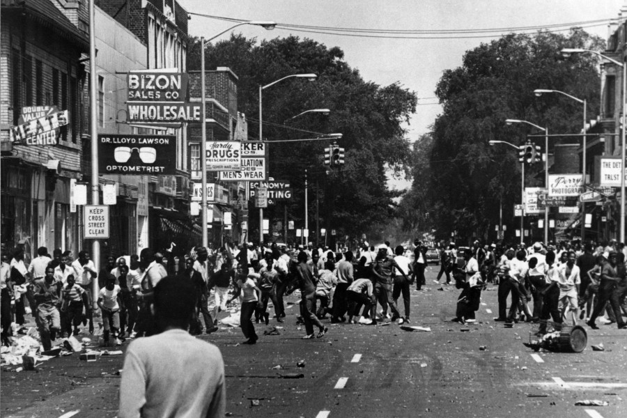 Black and white photo of crowds rioting in a Detroit street in 1967