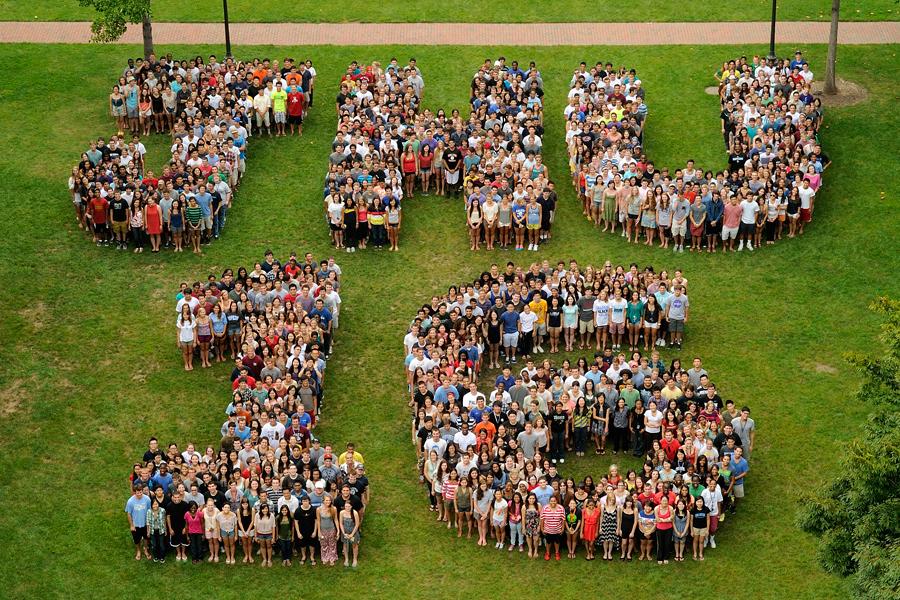 JHU Class of 2016 poses for official photo Hub