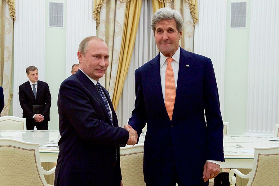 Vladimir Putin shakes the hand of John Kerry