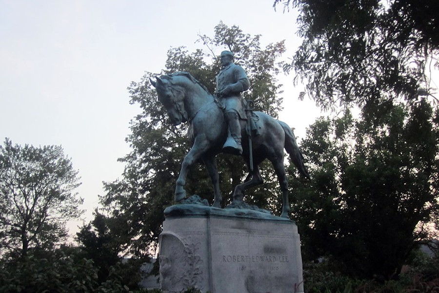 Statue of Lee astride a horse