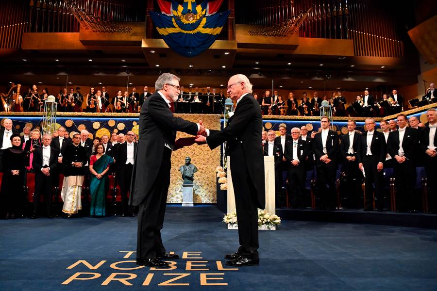 Gregg Semenza receives Nobel Prize from King Carl Gustaf of Sweden